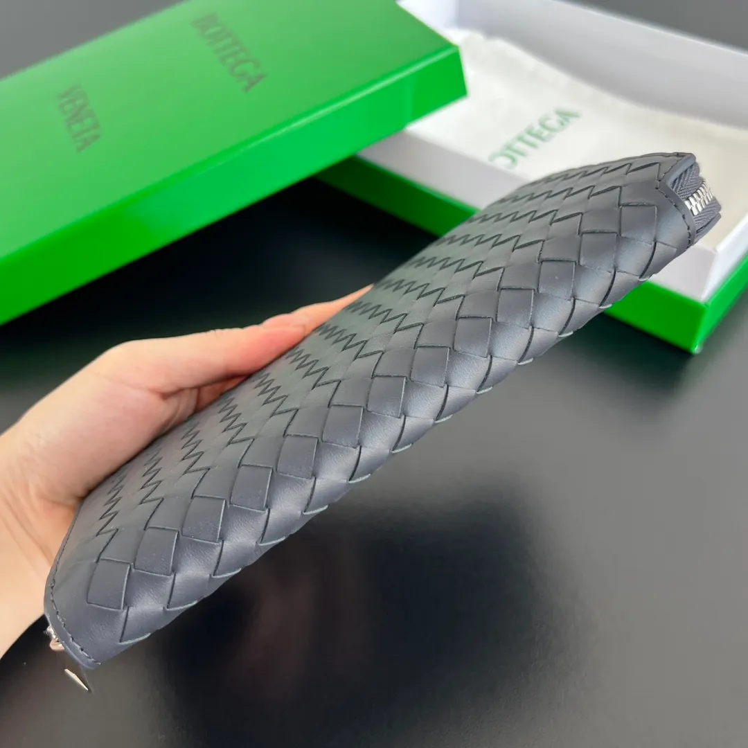 #Bv New Fine Woven Wallet 814680 The beloved small braid is back🎈Made of cowhide braid, soft, comfortable and textured. The detailed internal partition design and high-quality lining material ensure the durability and orderliness of the wallet. It can store cash/cards and other small items. It is very practical. It is enough to take it with you when you go out. This wallet is definitely your best choice. Size: 19x10x2 P1000